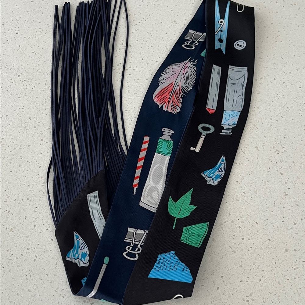 Women’s blue and black silk twilly